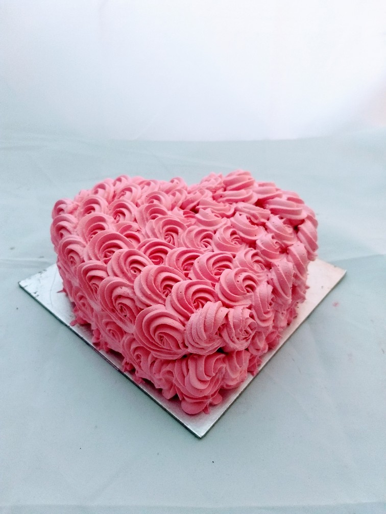 1Kg Rose Heartshape Cake