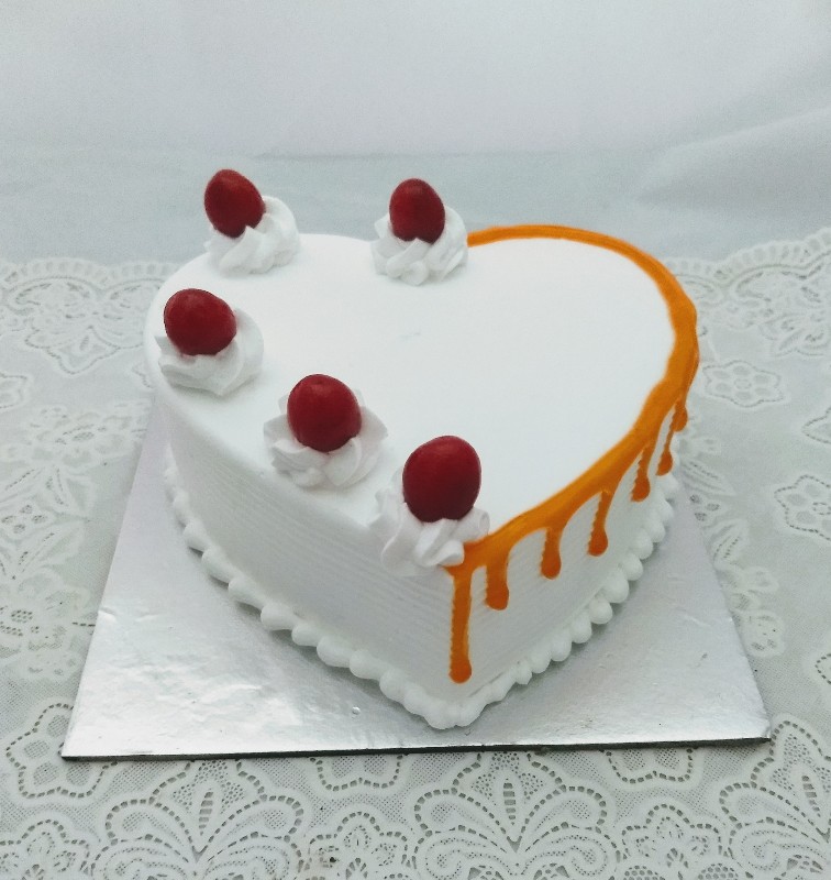 1kg Heart Shape Butterscotch Cake